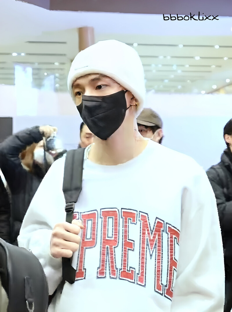 241227 StrayKids Hyunjin at Airport documents 4