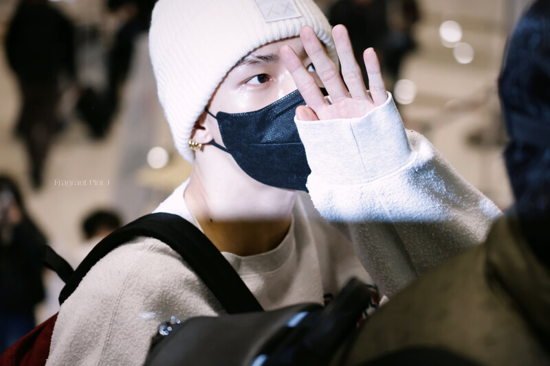 241227 StrayKids Hyunjin at Airport documents 7