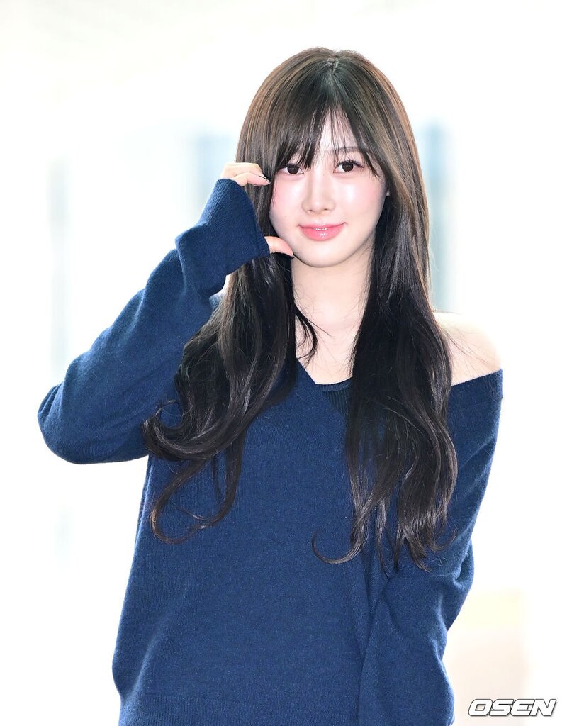 240229 GISELLE at the Incheon International Airport documents 8