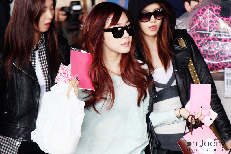 130311 Girls' Generation Tiffany at Incheon Airport documents 3