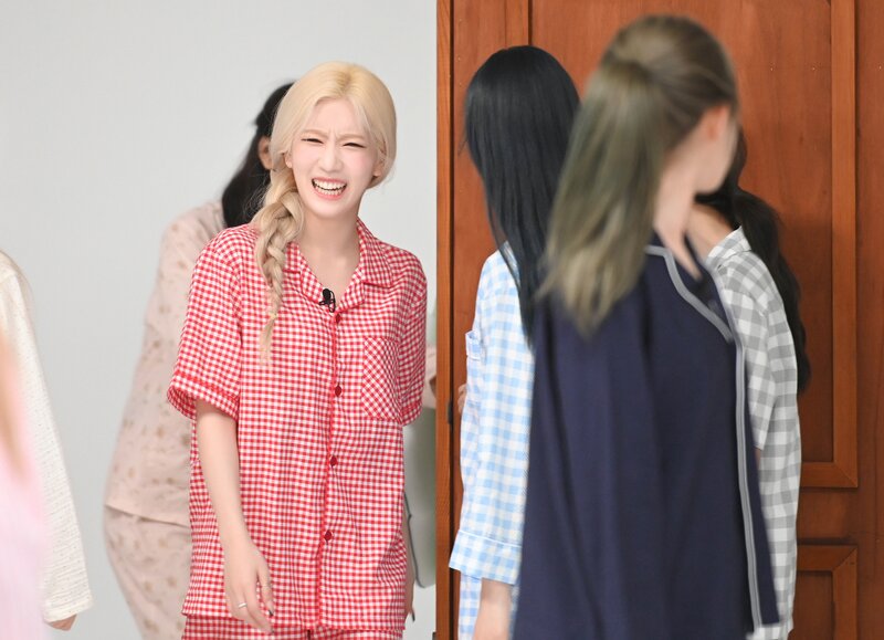 210707 LOONA - 'Silence of Idol' Behind Photos by Osen documents 6