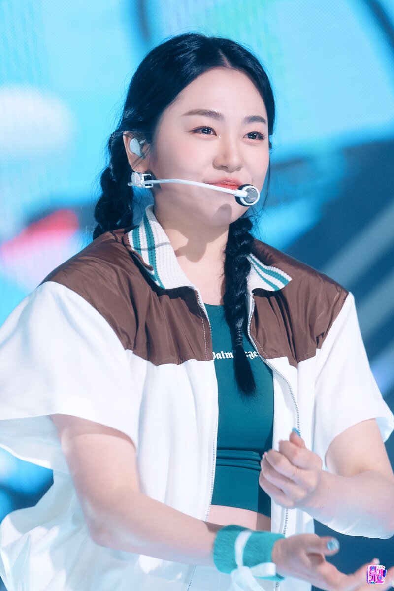 221106 ALICE - ‘Dance On’ at Inkigayo documents 10