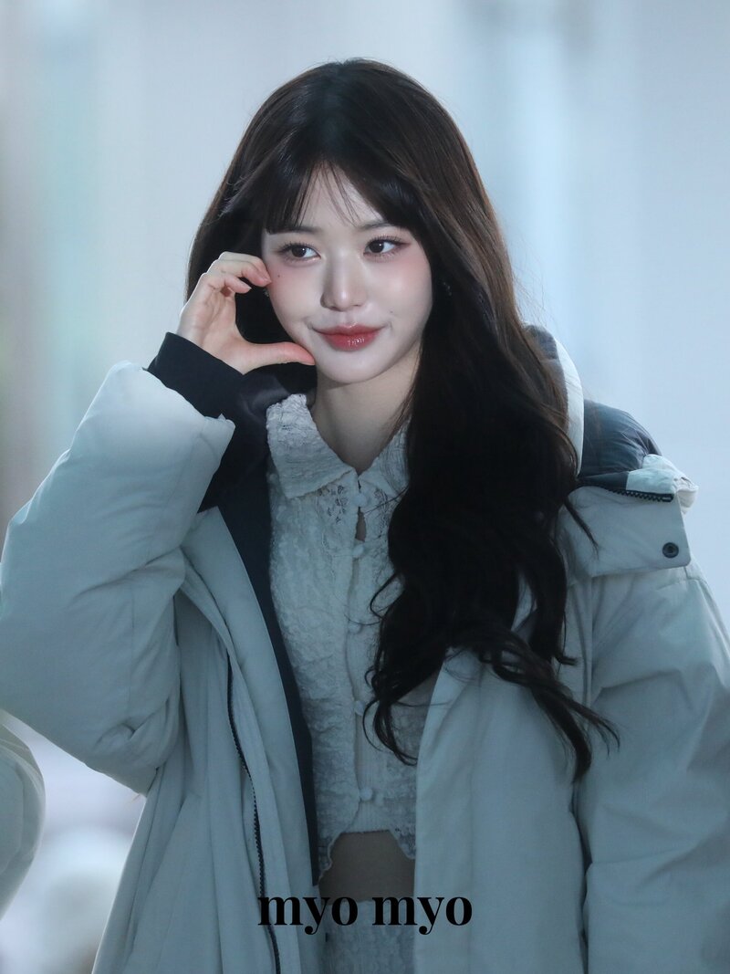 231112 IVE's WONYOUNG at Icheon International Airport (ICN) documents 1