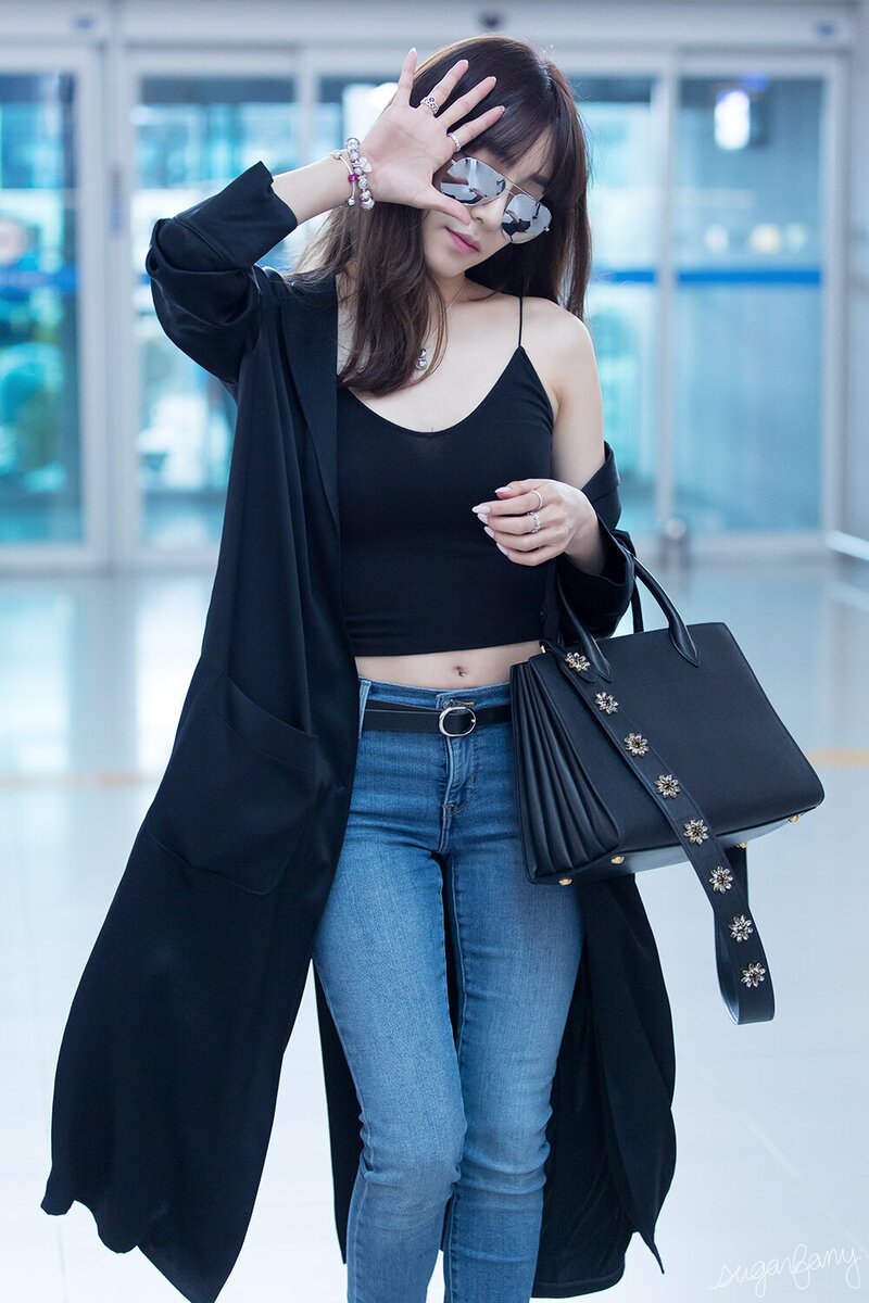 160726 Girls' Generation Tiffany at Incheon Airport documents 5