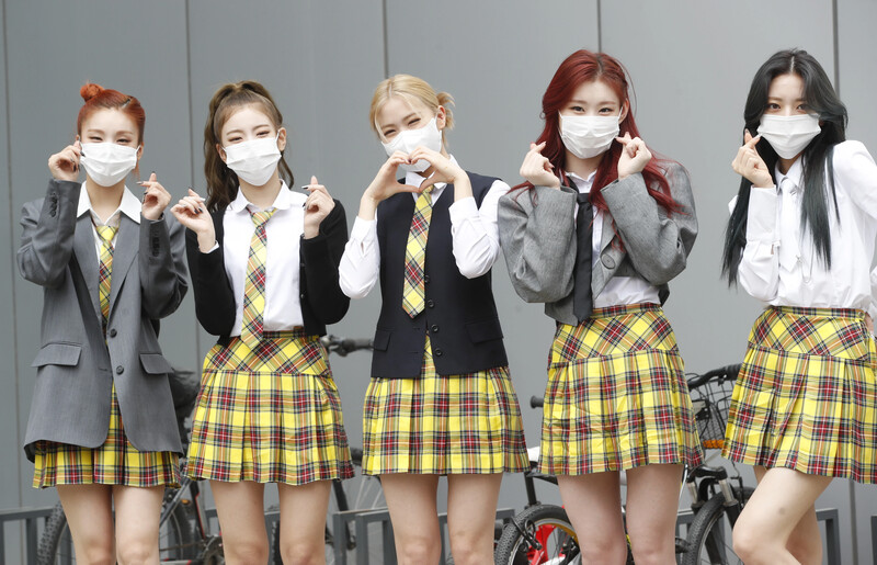 210422 ITZY on their way to film Knowing Brothers documents 14