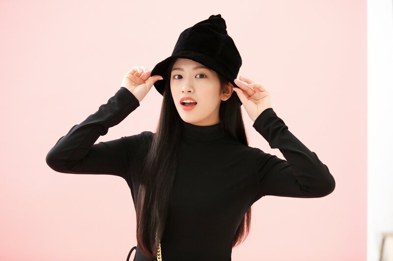 220612 Starship Naver - IVE Yujin - Marie Claire Photoshoot Behind documents 4