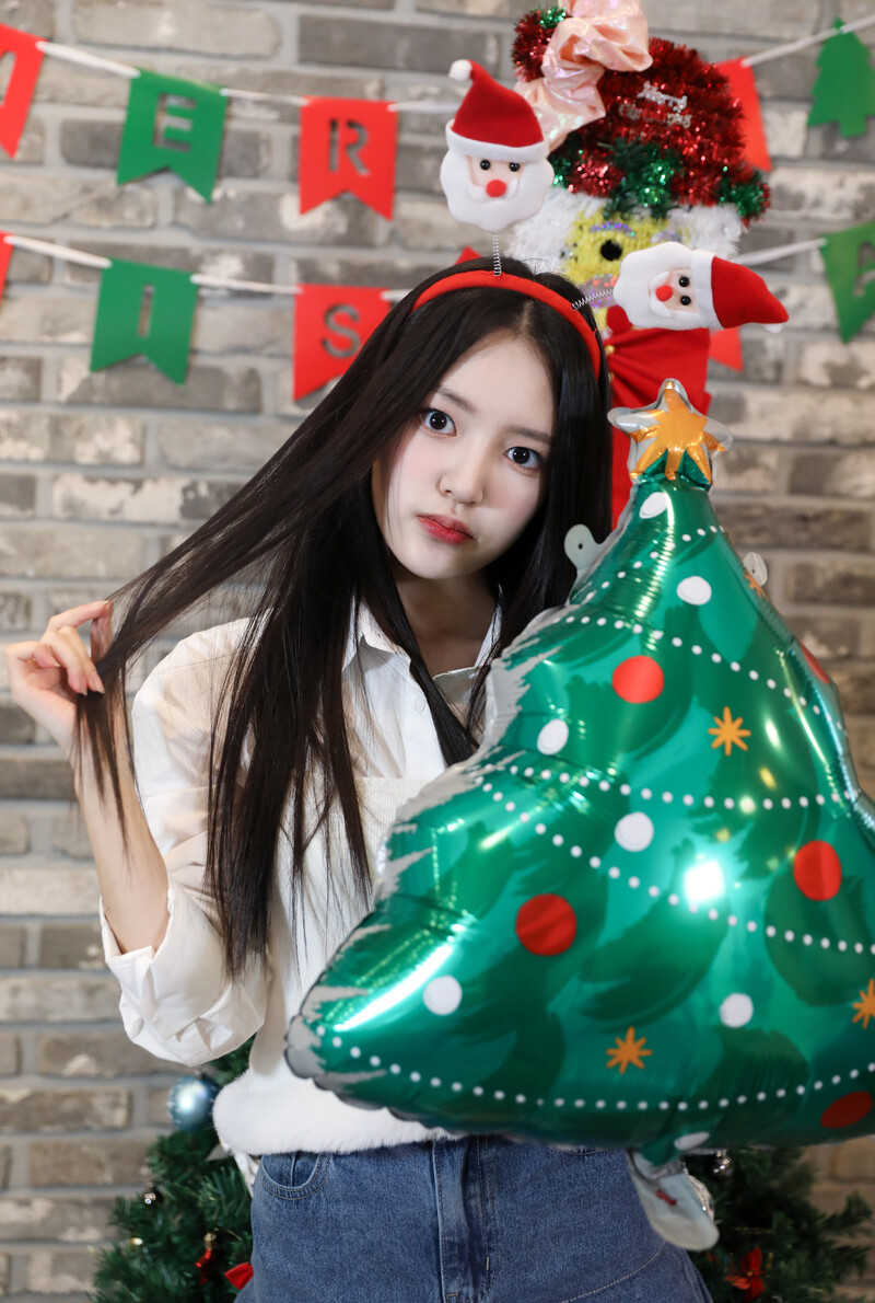 221217 YES IM Naver Post - Seo Yunju tree decoration Behind documents 4