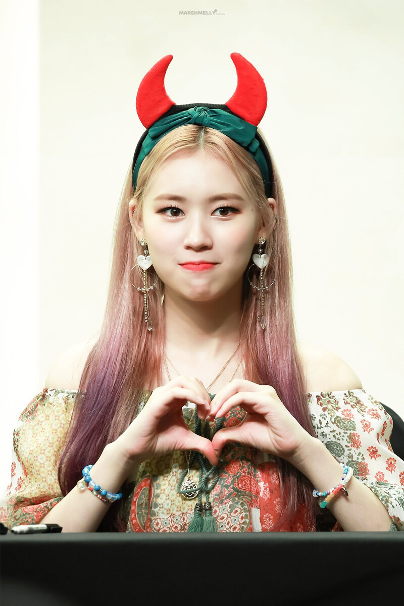 190825 Weki Meki Elly at 'WEEK END LOL' Mapo Fansign documents 2