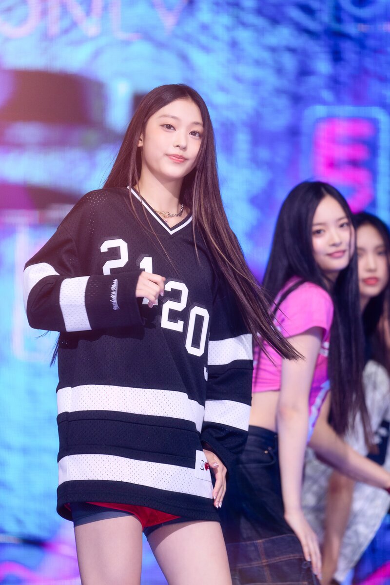 220807 NewJeans Haerin 'Attention' at Inkigayo documents 14