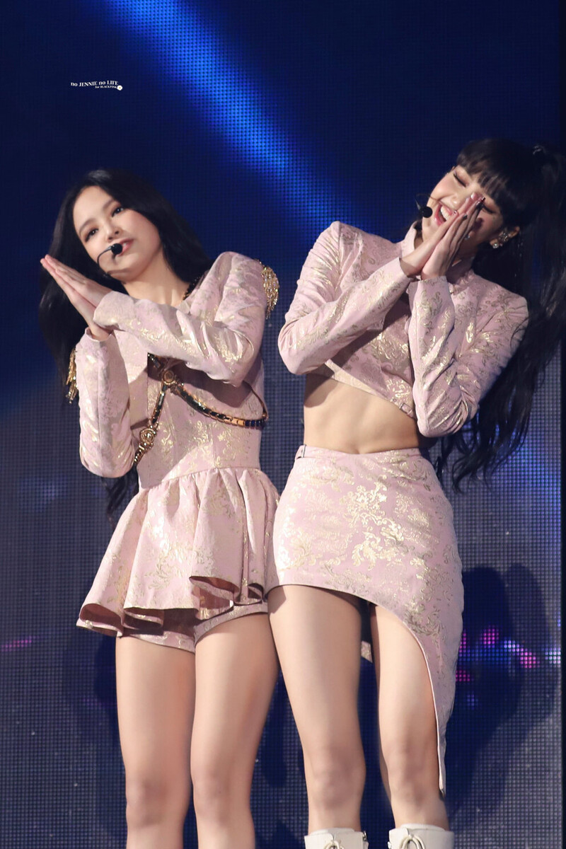 221015 BLACKPINK Jennie & Lisa - 'BORN PINK' Concert in Seoul Day 1 documents 3