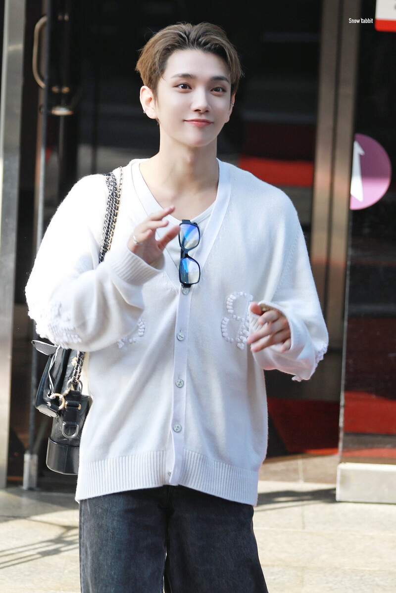 240503 SEVENTEEN Joshua - Music Bank Commute documents 4