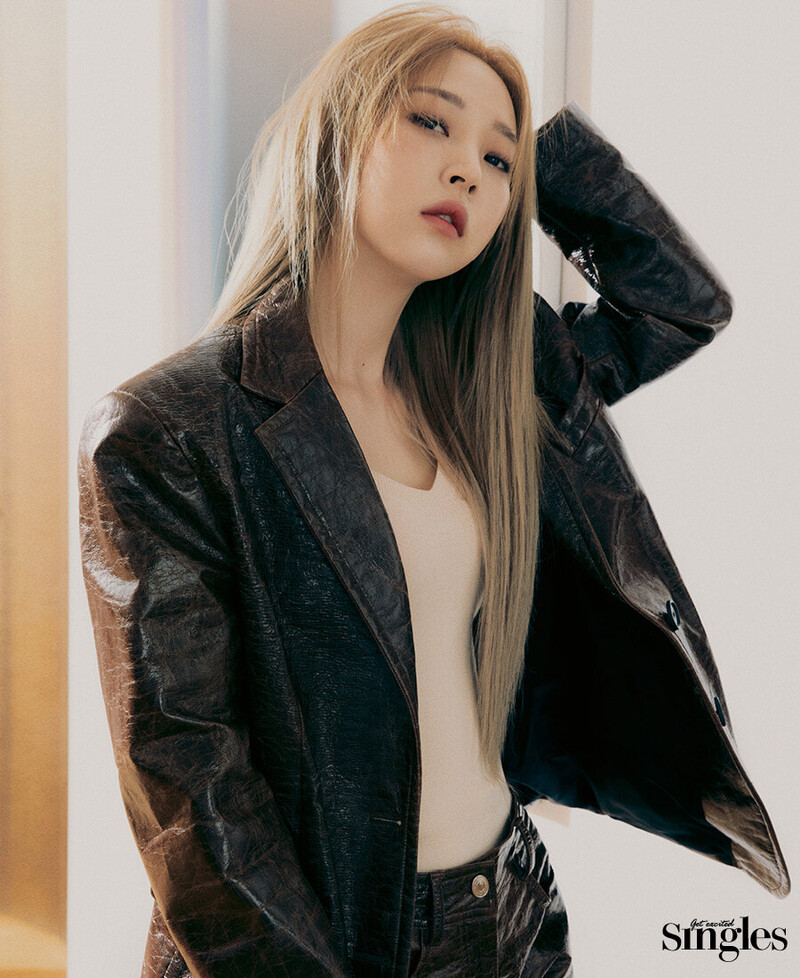 MOONBYUL for SINGLES Magazine Korea Dec Issue 2021 documents 6