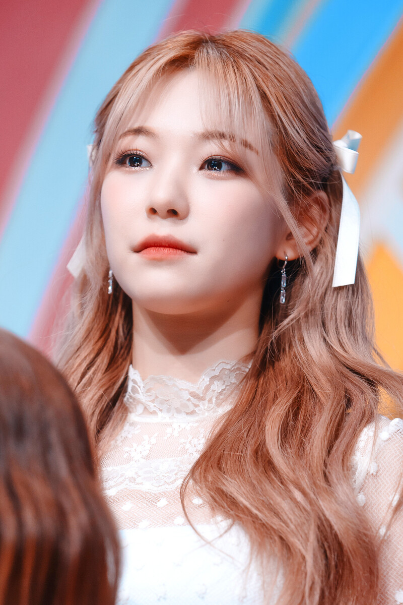 220123 fromis_9 Jiheon - 'DM' at Inkigayo documents 13