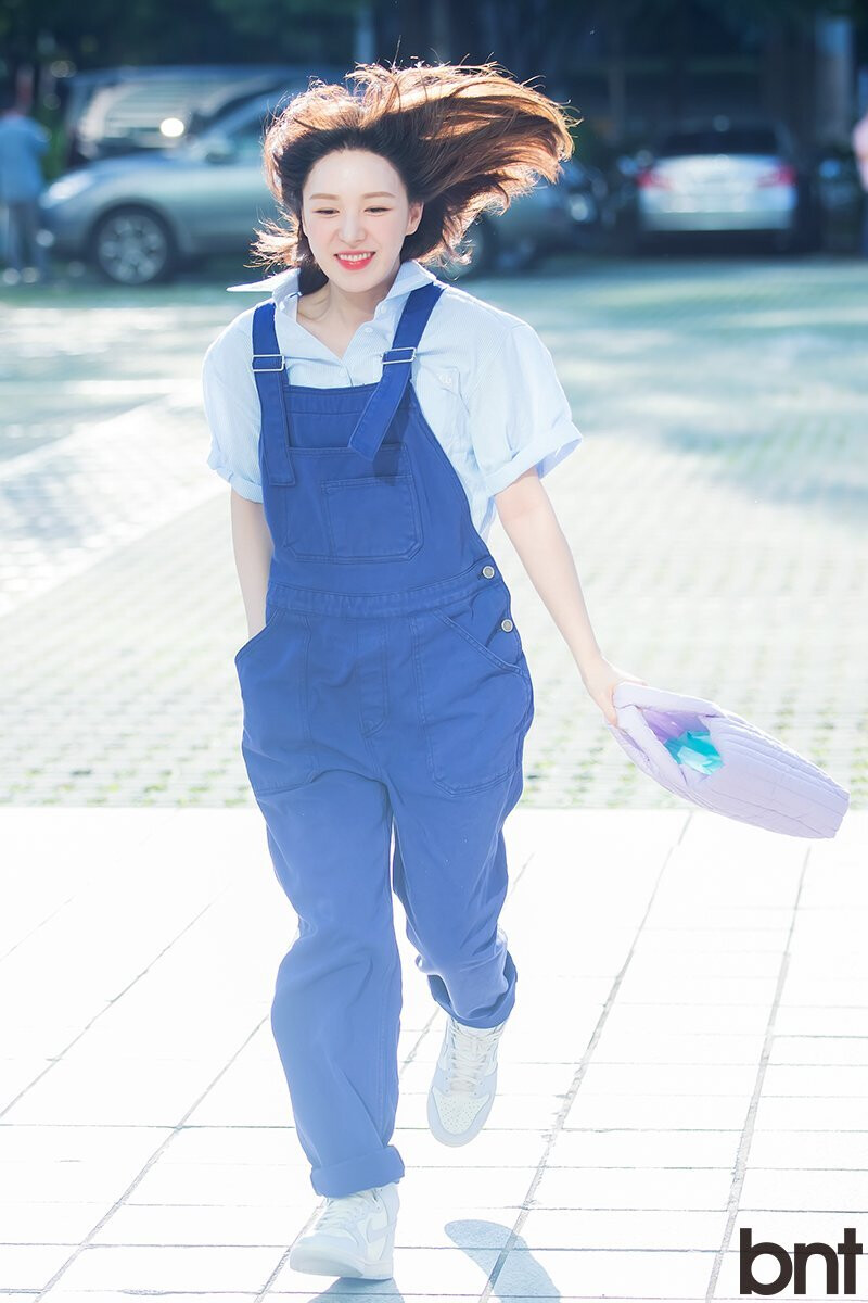 220817 Red Velvet Wendy on her arrival at Youngstreet documents 12