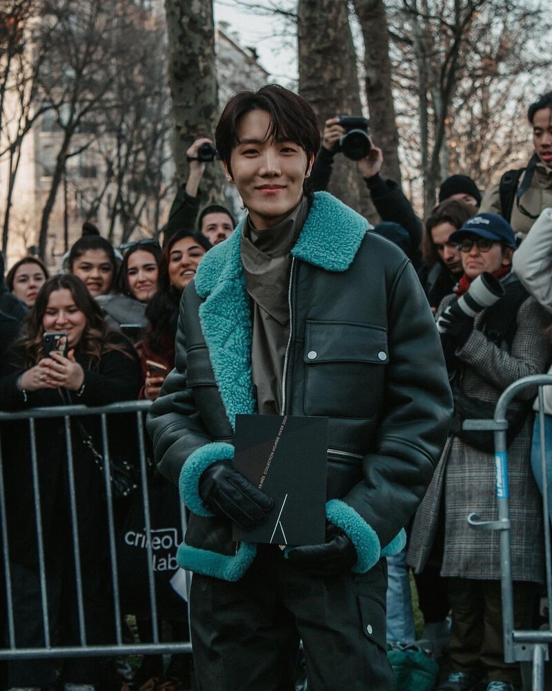 230122 BTS J-hope at the Hermes Paris Men's Winter 2023 show documents 4