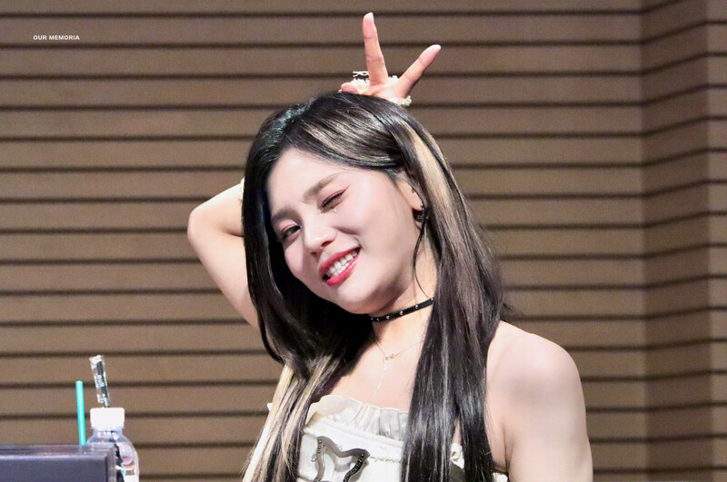 231105 VIVIZ at Fansign Event - UMJI documents 4