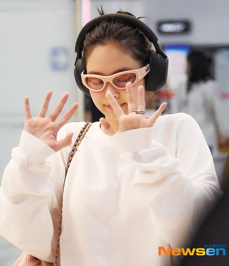 240502 JENNIE at the Gimpo Airport documents 4