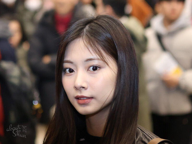 241228 TWICE Tzuyu at Gimpo International Airport documents 7