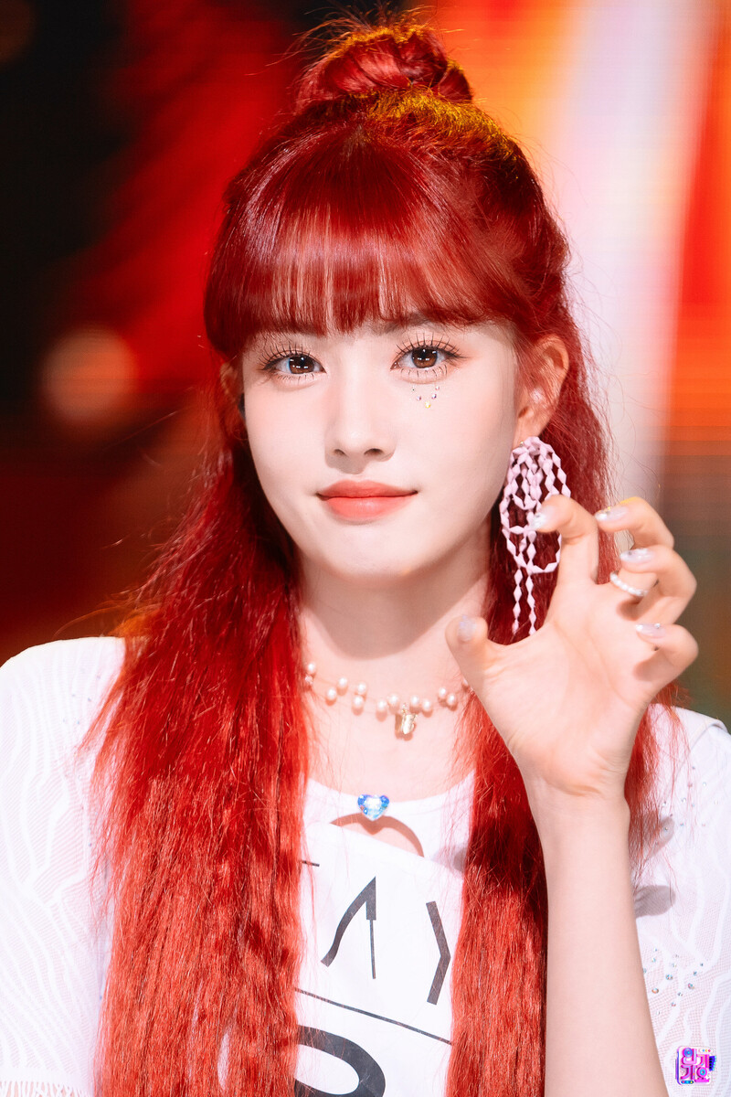 220807 STAYC Yoon 'BEAUTIFUL MONSTER' at Inkigayo documents 12