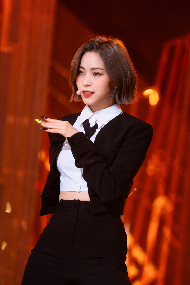 221204 ITZY Ryujin - 'Cheshire' at Inkigayo documents 7