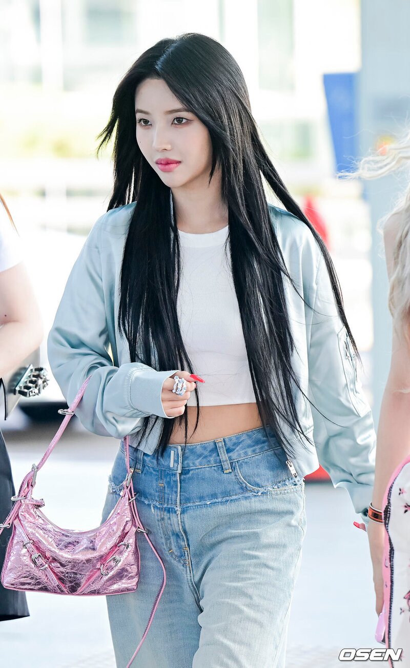 230622 (G)I-DLE Soyeon at Incheon International Airport documents 1