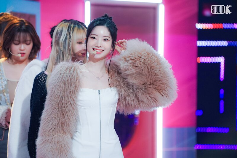240222 - KBS Kpop Twitter Update with DAHYUN - 'SET ME FREE' Music Bank Behind Photo documents 5