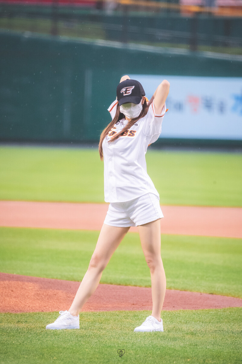 210615 Lovelyz Mijoo - Hanwha Eagles 1st Pitch documents 3