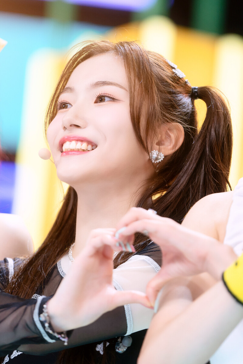 220703 Kep1er Youngeun 'Up!' at Inkigayo documents 17