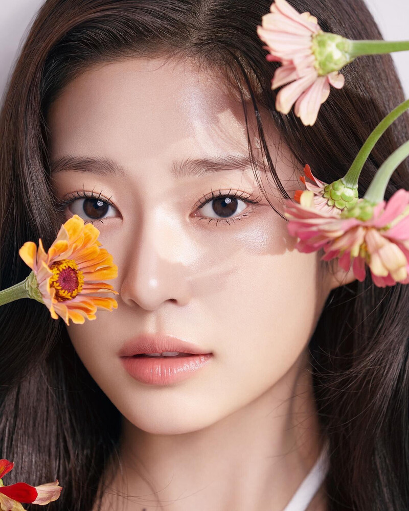 Minju for Clarins x Cosmopolitan Korea 2022 documents 1