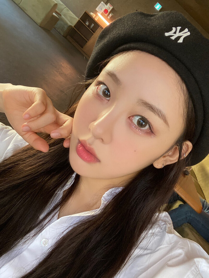 210926 LOONA Twitter Update - Yves documents 7