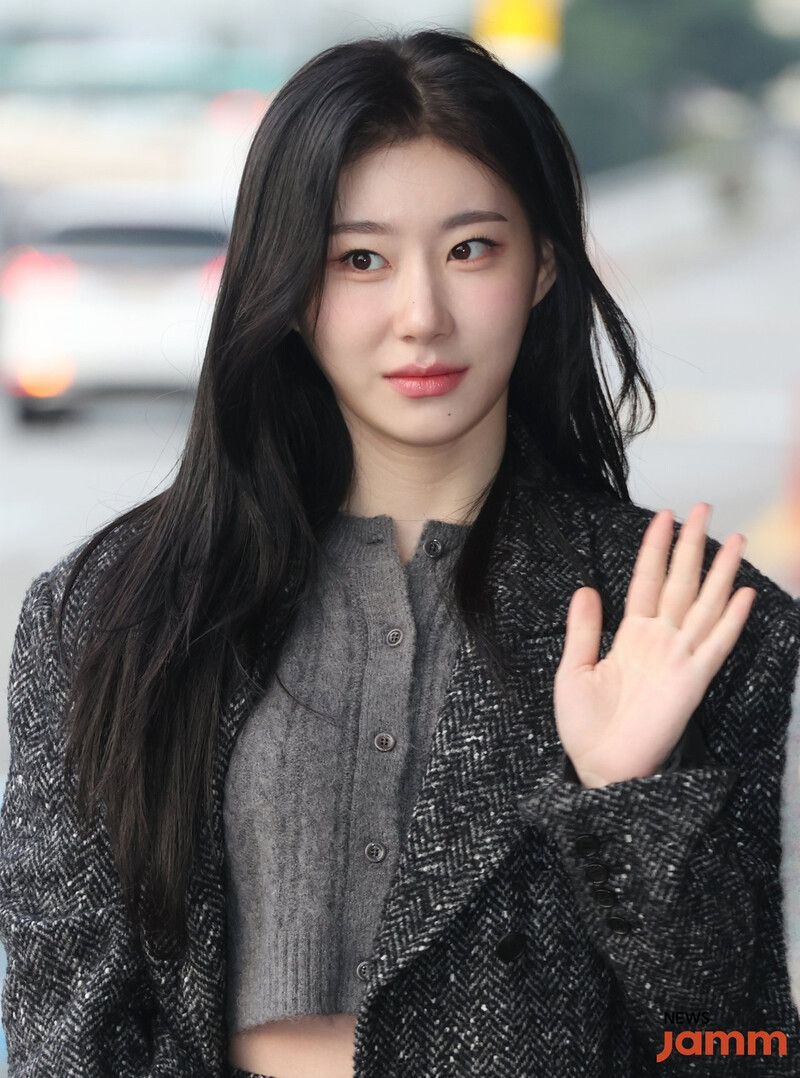 231013 ITZY Chaeryeong at Gimpo International Airport documents 3