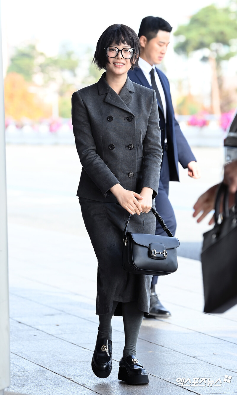 241119 HANNI at Gimpo Airport documents 11