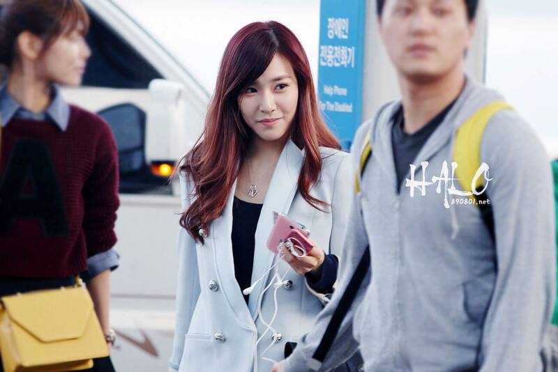 130308 Girls' Generation Tiffany at Incheon Airport documents 7