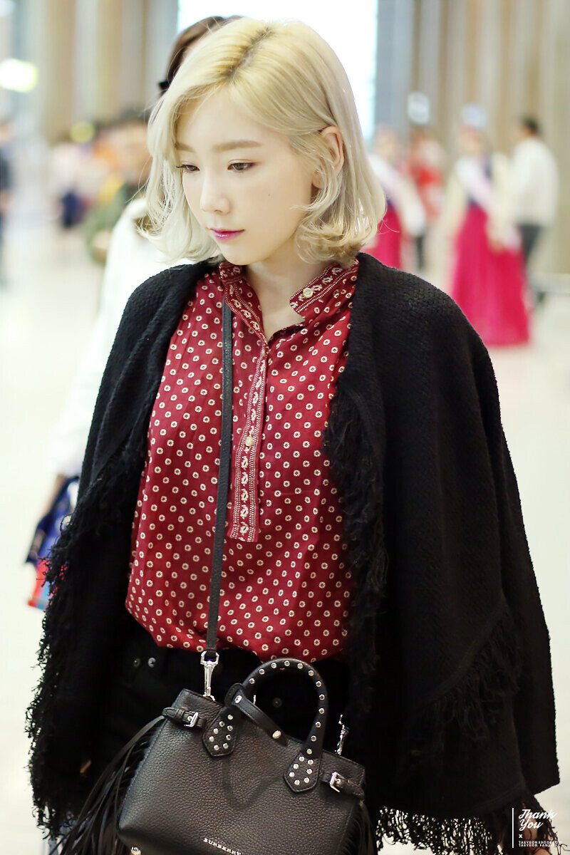 160509 Girls' Generation Taeyeon at Incheon Airport documents 1