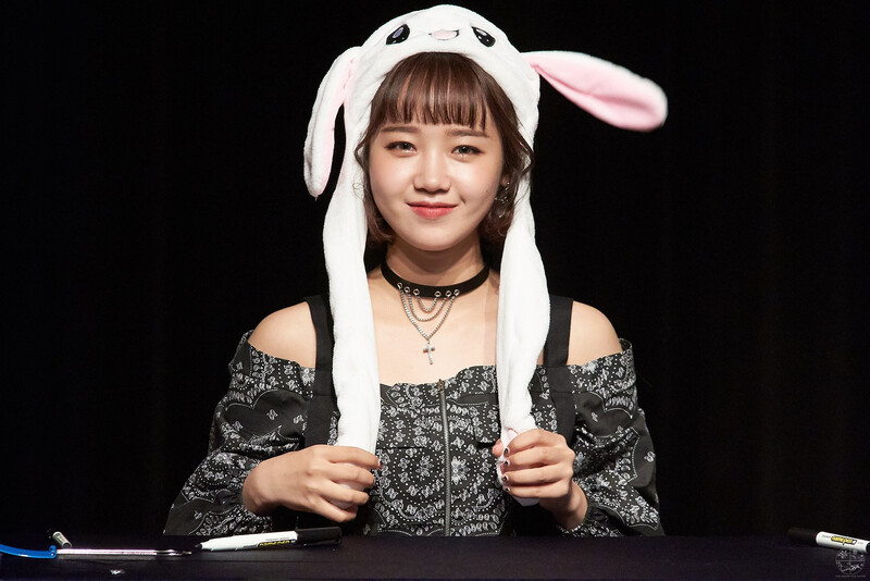 181020 Weki Meki Yoojung at 'KISS, KICKS' Fansign documents 12