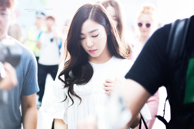 150806 Girls' Generation Tiffany at Incheon Airport documents 4