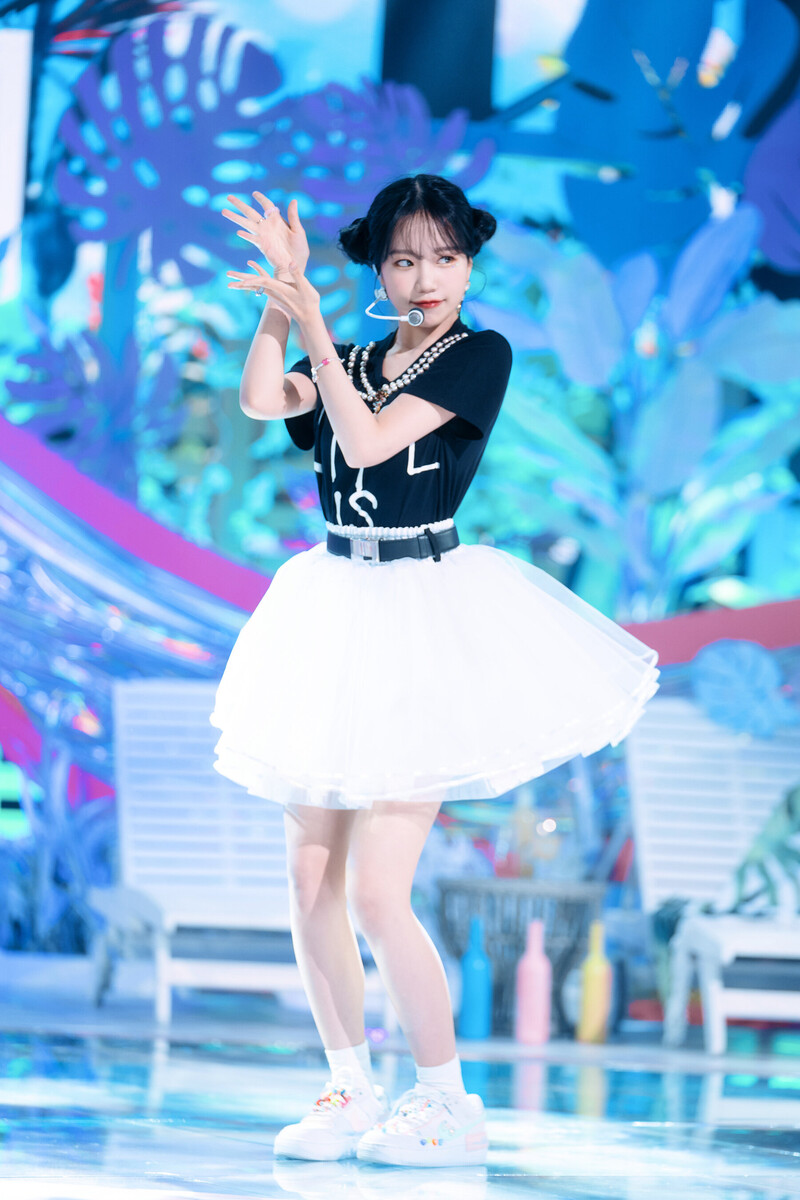 220605 Jo Yuri - 'Love Shhh!' at Inkigayo documents 4