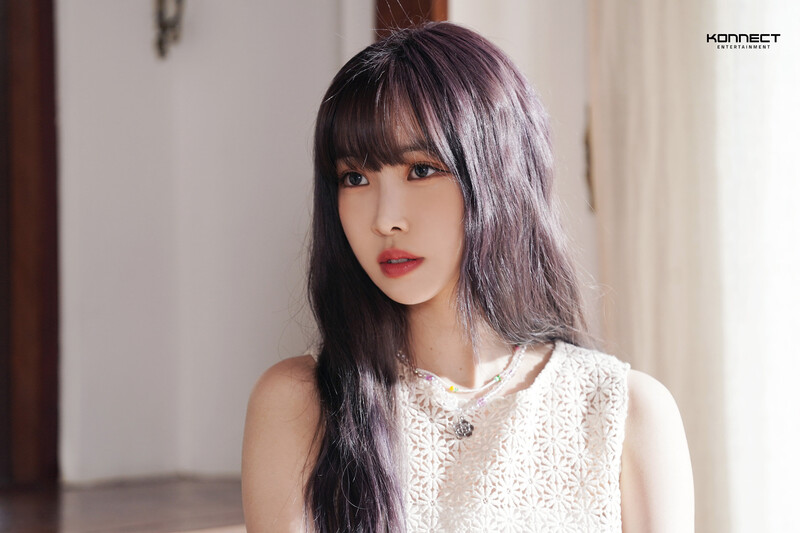 220930 Konnect Naver Post - Yuju - 'Evening' Behind documents 1