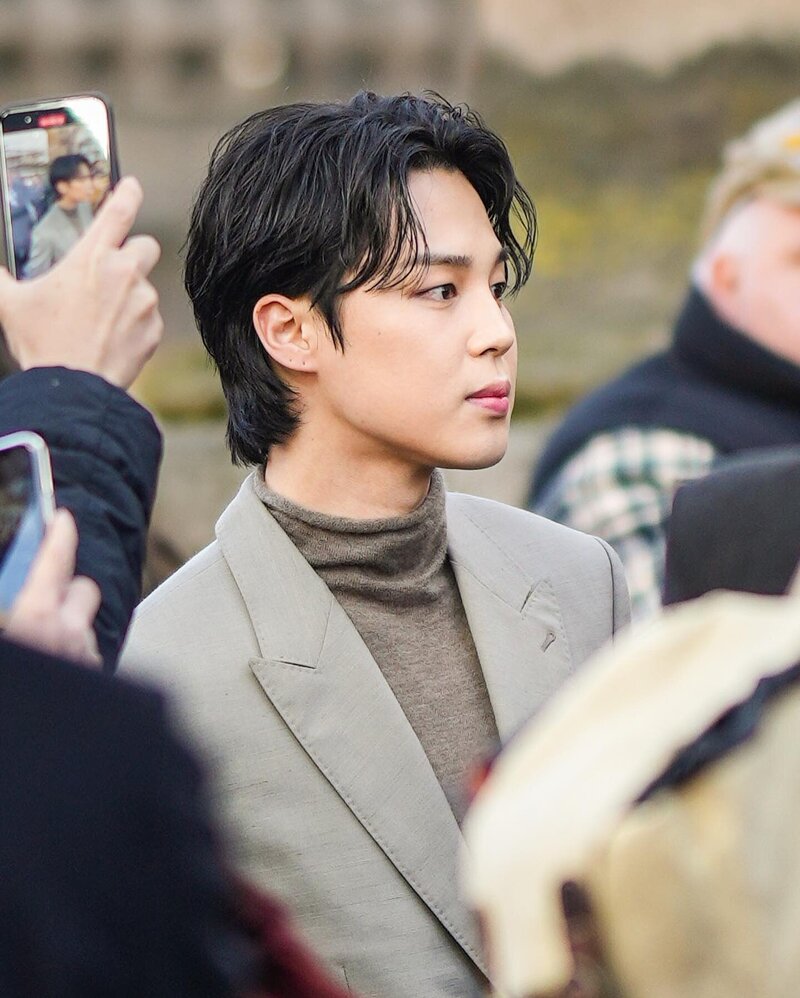 BTS's Jimin Sharply Suits Up for Dior's 2023 Menswear PFW Show – Footwear  News