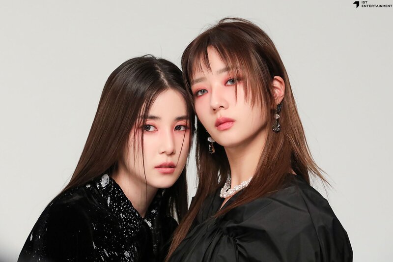 230329 IST Naver Post - Apink Chorong & Bomi - Y Magazine Photoshoot Behind documents 3