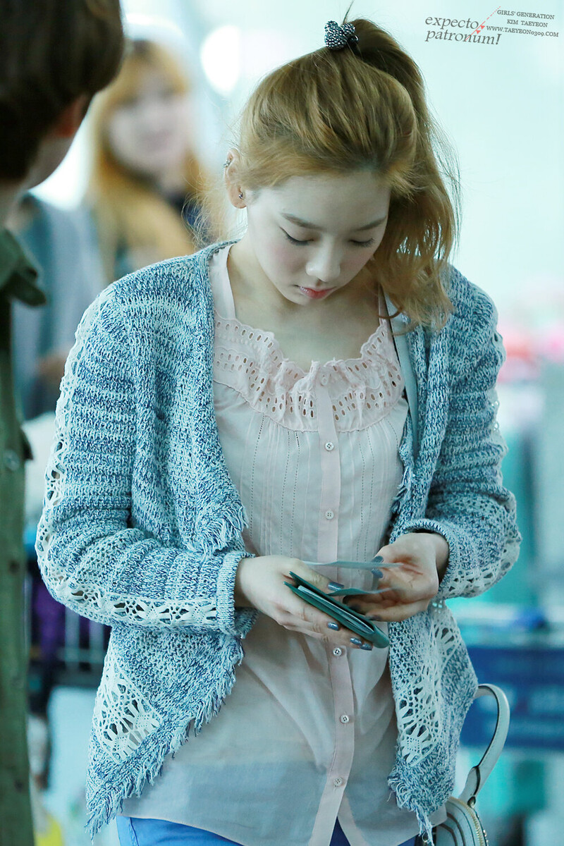 130329 Girls' Generation Taeyeon at Incheon Airport documents 1