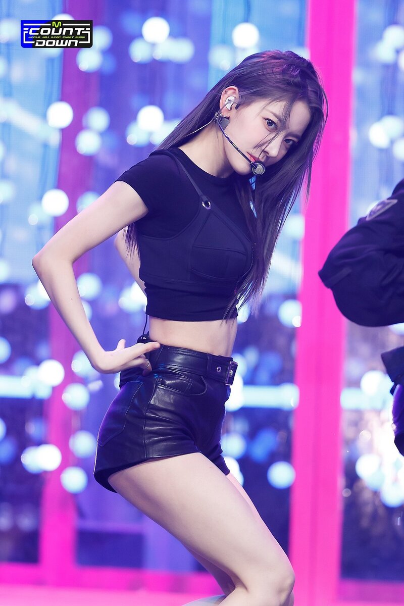 220505 LE SSERAFIM's Sakura - 'Fearless' and 'Bue Flame' at M Countdown documents 6