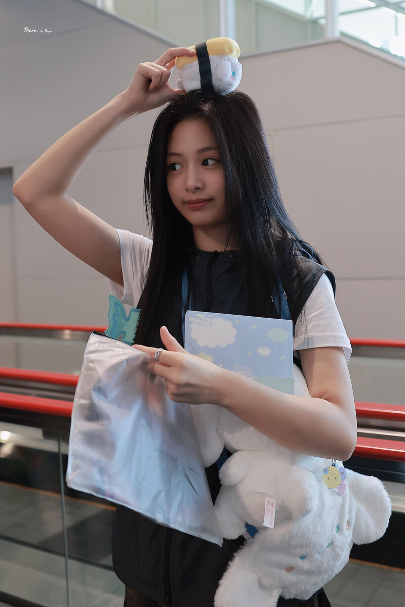 240801 BABYMONSTER Ahyeon at Airport documents 10