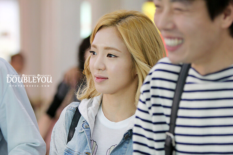 120926 Girls' Generation Hyoyeon at Gimpo Airport documents 4