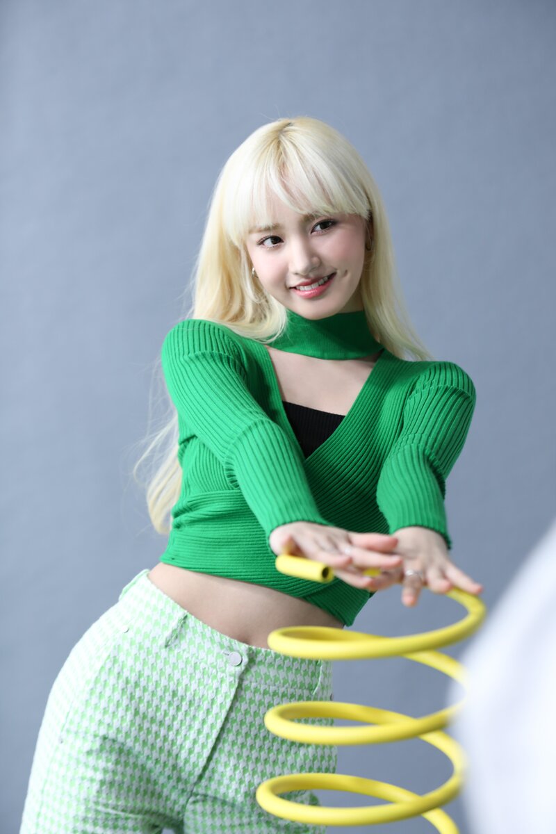 220219 Starship Naver Post - IVE Liz - Olive Young Photoshoot Behind documents 5