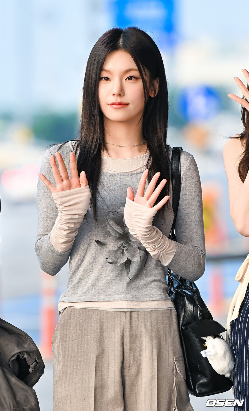 240908 - YEJI at Gimpo International Airport documents 4