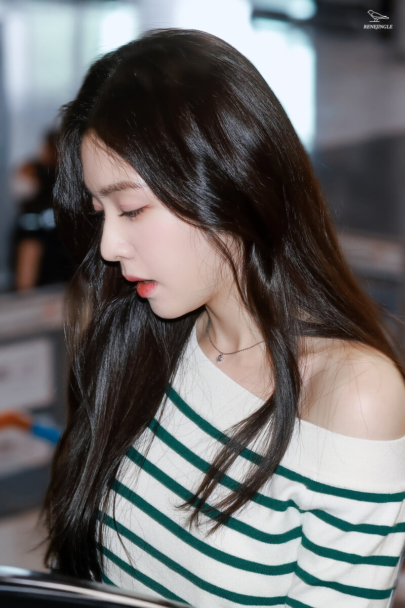 230502 Red Velvet Irene at Gimpo Airport documents 4