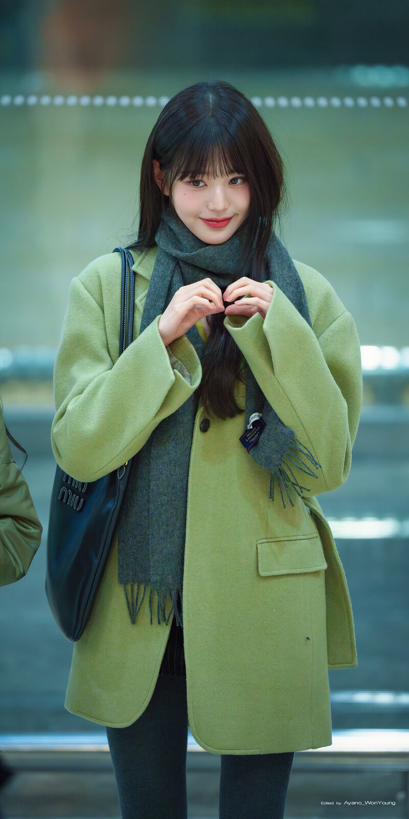 231114 IVE's Wonyoung at Gimpo International Airport (GMP) documents 7