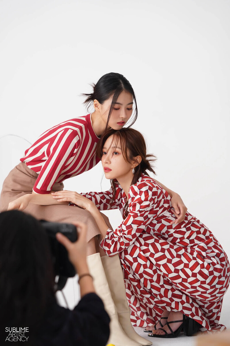 210401 SAA Naver Post - Nayoung & Hani's 1st Look Magazine Photoshoot Behind documents 20