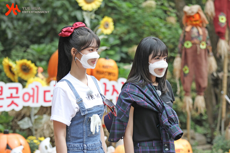 211028 Yuehua Naver Post - Yena & Sihyeon - Animal Detective Behind documents 1